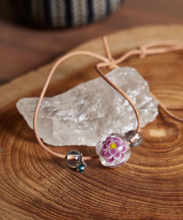 Halskette mit Glasblumen-Anhänger