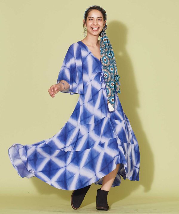 Batik-Kleid mit ausgestellten Ärmeln