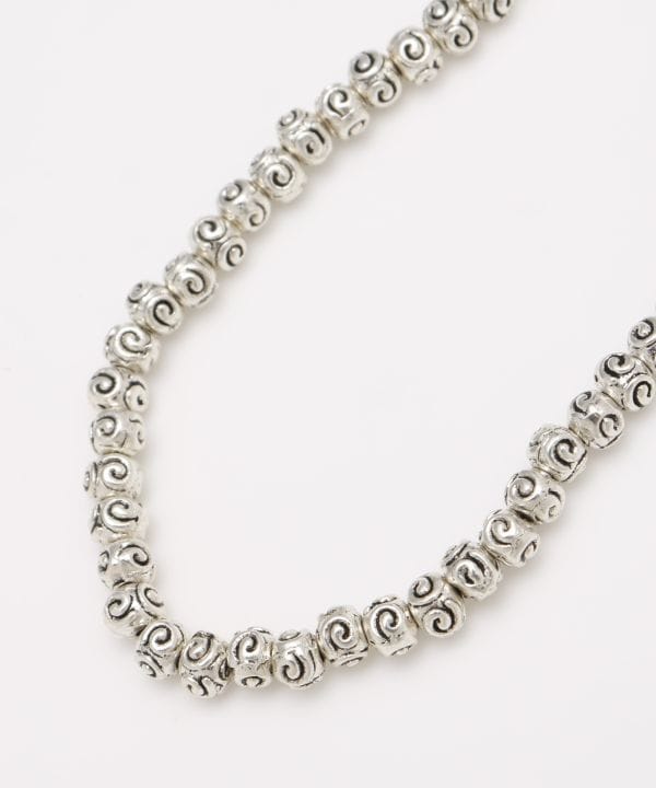 Halskette aus Metallperlen