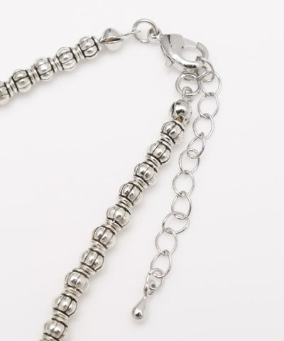 Halskette aus Metallperlen