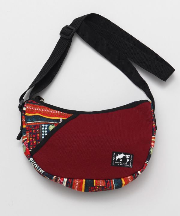 Bolso de hombro con forma de media luna y estampado textil Akha