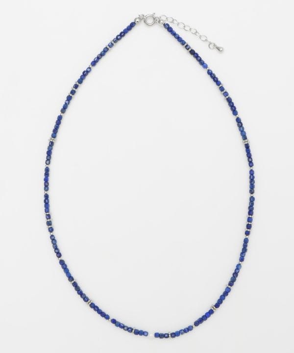 Collier de perles de lapis-lazuli de forme carrée