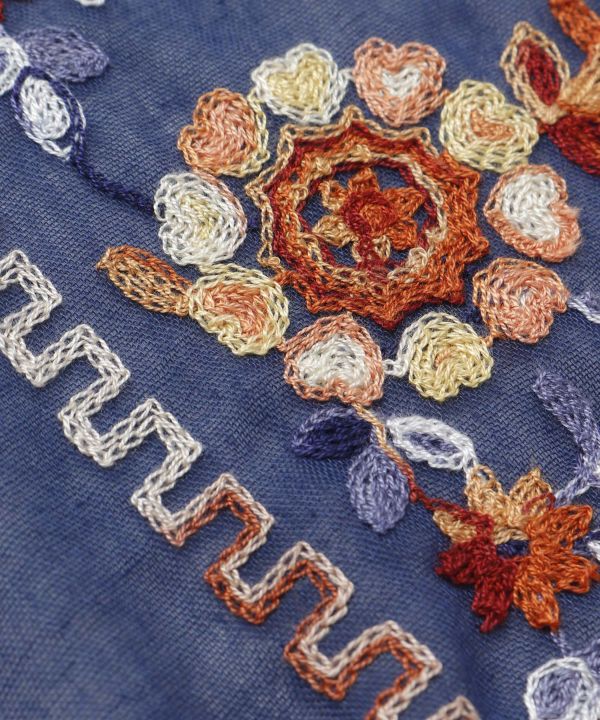 ผ้าคลุมไหล่ปักลายดอกไม้