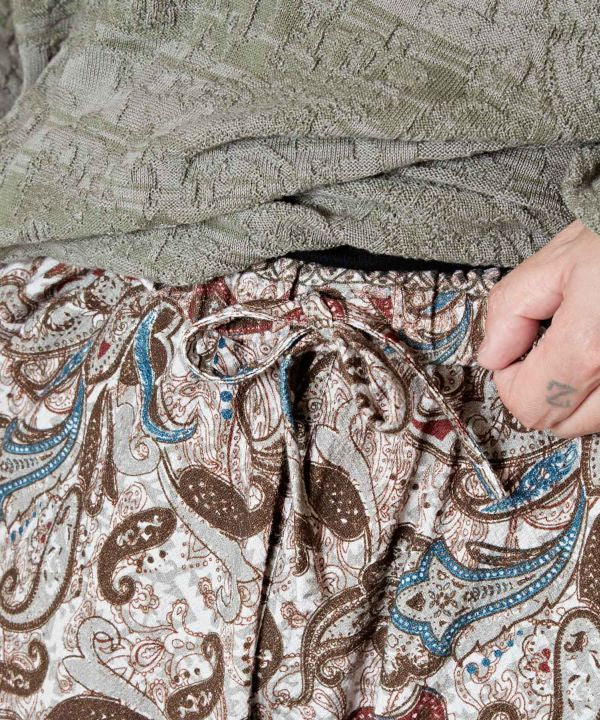 Pantalones y shorts con estampado paisley de AMINA - Ametsuchi