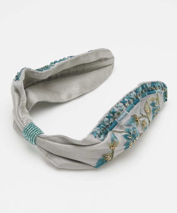 Diadema de flores con cuentas