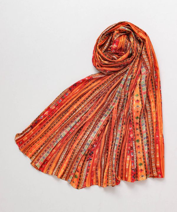 ผ้าพันคอลายทางสีสันสดใส