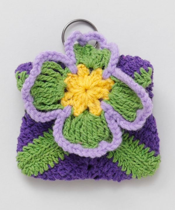 Gehäkelte Mini-Tasche mit Blumenmuster