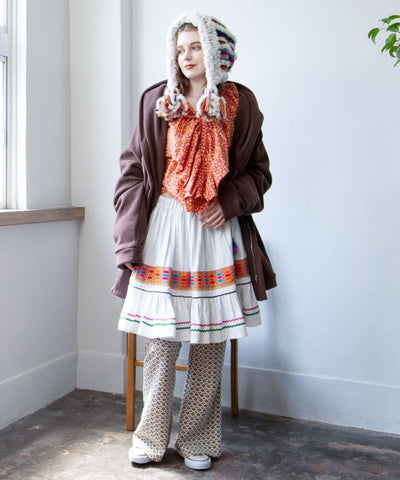 กระโปรงยาวระบายสีสันสดใส