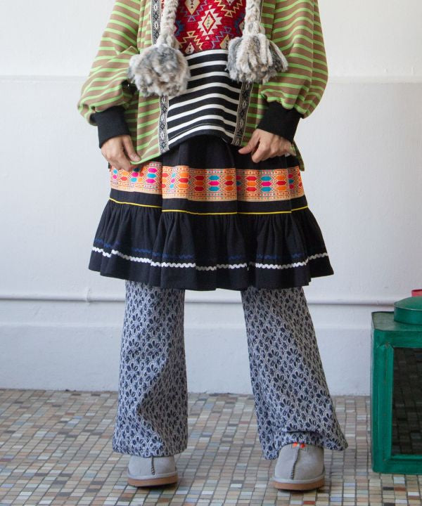 กระโปรงยาวระบายสีสันสดใส