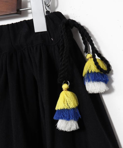 กระโปรงยาวระบายสีสันสดใส