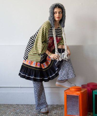 กระโปรงยาวระบายสีสันสดใส