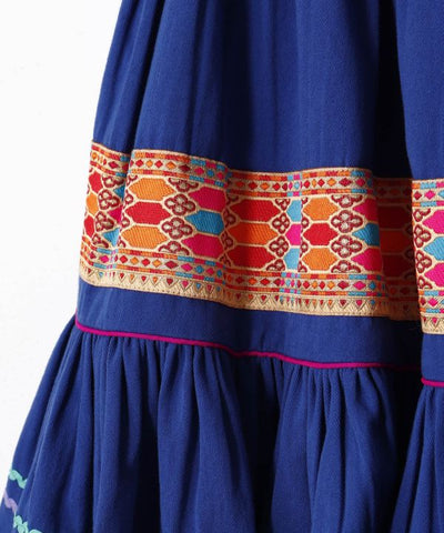 กระโปรงยาวระบายสีสันสดใส