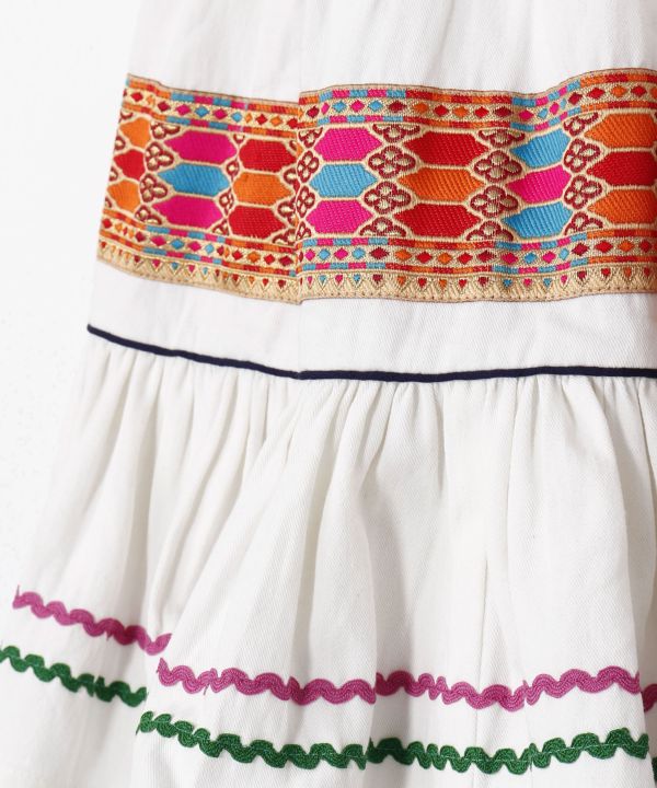 กระโปรงยาวระบายสีสันสดใส