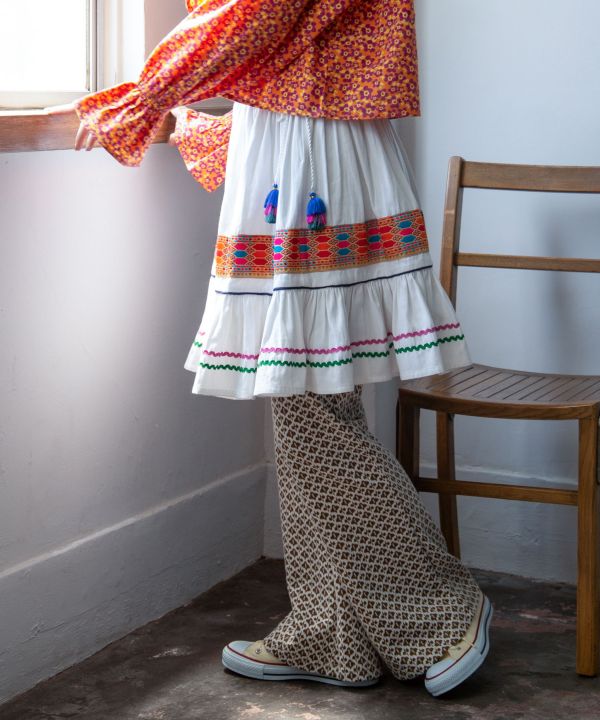 กระโปรงยาวระบายสีสันสดใส