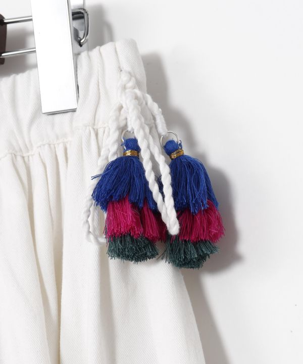 กระโปรงยาวระบายสีสันสดใส