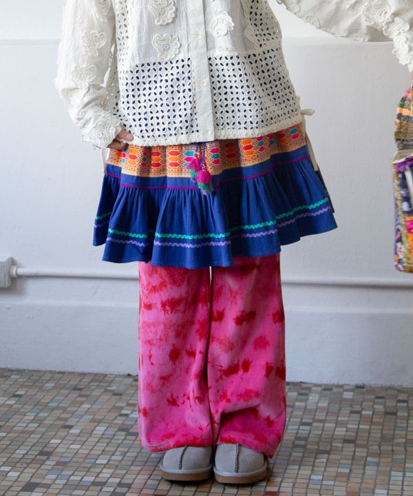 กระโปรงยาวระบายสีสันสดใส