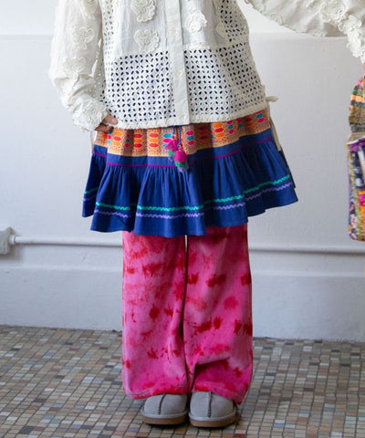 กระโปรงยาวระบายสีสันสดใส