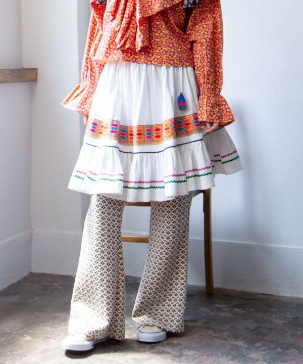 กระโปรงยาวระบายสีสันสดใส