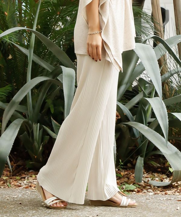 Lightweight Pleated Pants