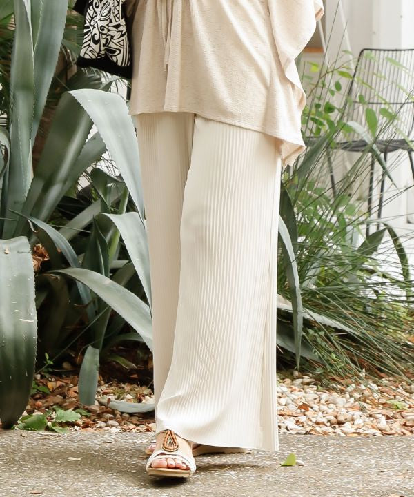 Lightweight Pleated Pants