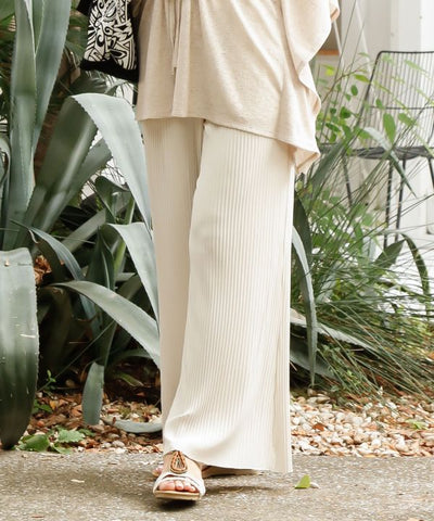 Lightweight Pleated Pants