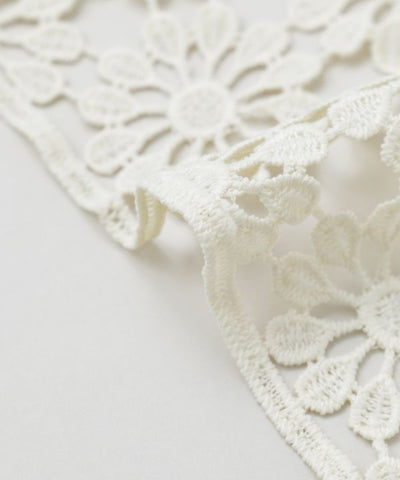 Geometric Lace Triangle Stole by AMINA - Ametsuchi