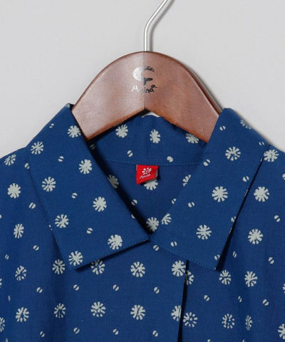 Chemise courte imprimée à la planche indigo par AMINA - Ametsuchi