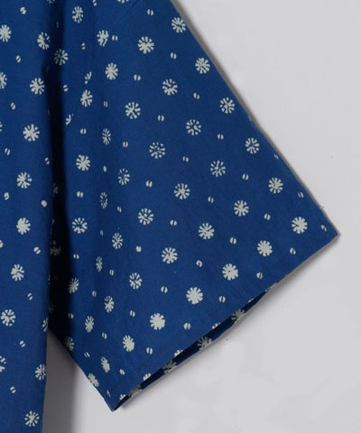 Chemise courte imprimée à la planche indigo par AMINA - Ametsuchi