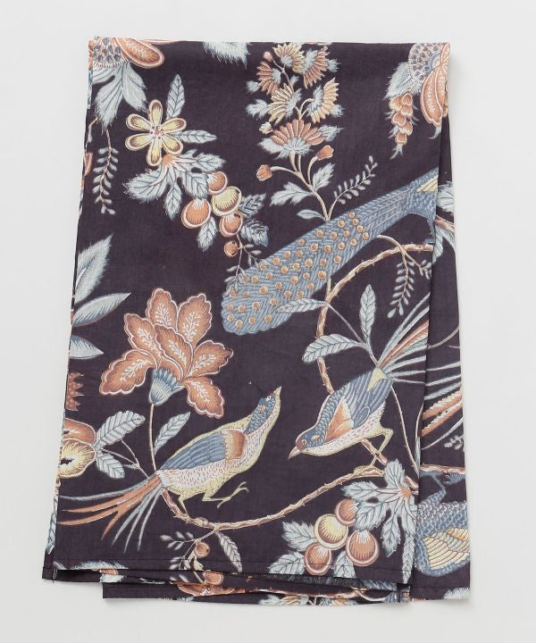 Dekorativer Stoff mit Blumen- und Vogelmotiv