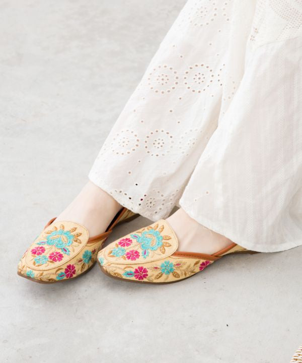 Floral Embroidery Jutti Flats