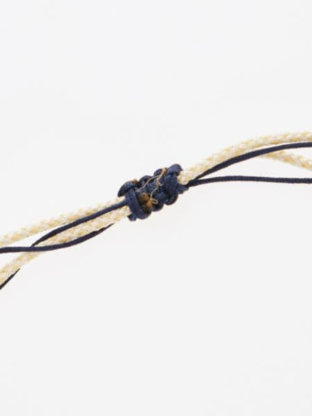März Geburtsstein Seidenarmband mit geflochtenem Code - Aquamarin von 岩座 - Ametsuchi