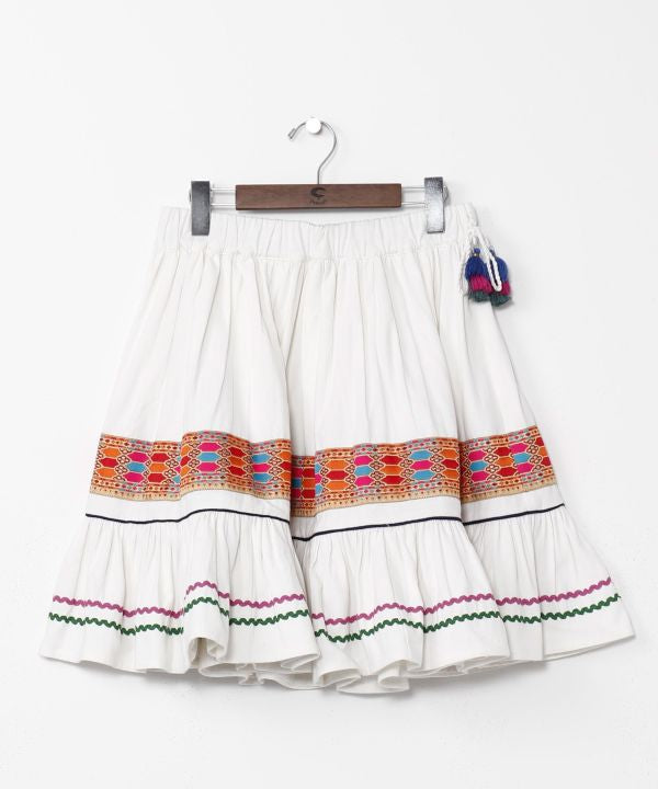 กระโปรงยาวระบายสีสันสดใส