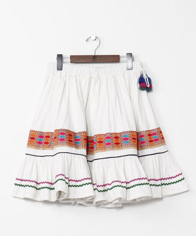 กระโปรงยาวระบายสีสันสดใส