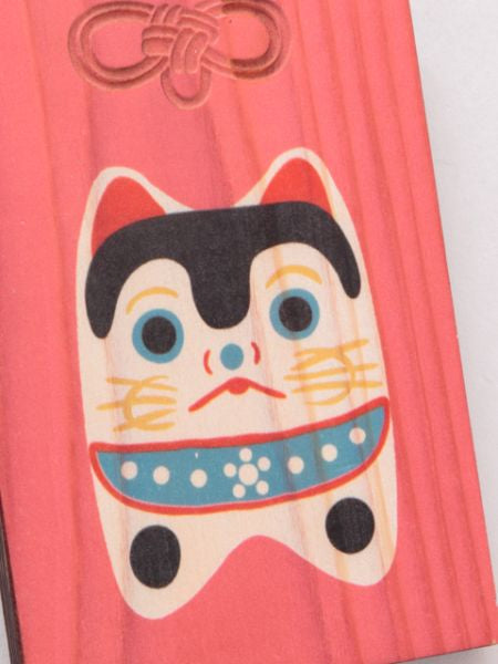 Etiqueta de equipaje de madera con forma de amuleto japonés