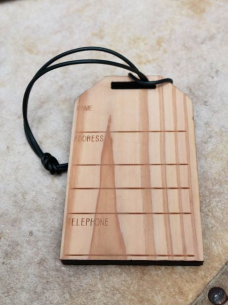 Etiqueta de equipaje de madera con forma de amuleto japonés