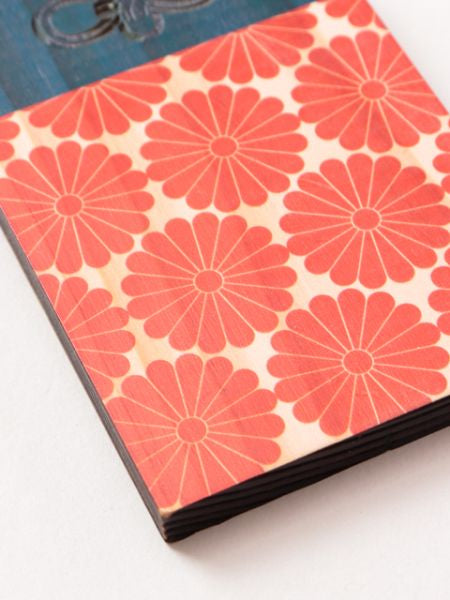 Etiqueta de equipaje de madera con forma de amuleto japonés