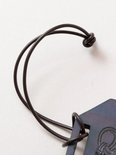 Etiqueta de equipaje de madera con forma de amuleto japonés