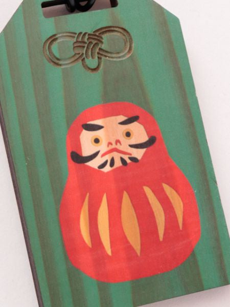 Etiqueta de equipaje de madera con forma de amuleto japonés