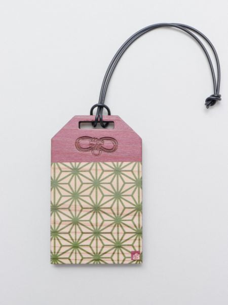 Etiqueta de equipaje de madera con forma de amuleto japonés