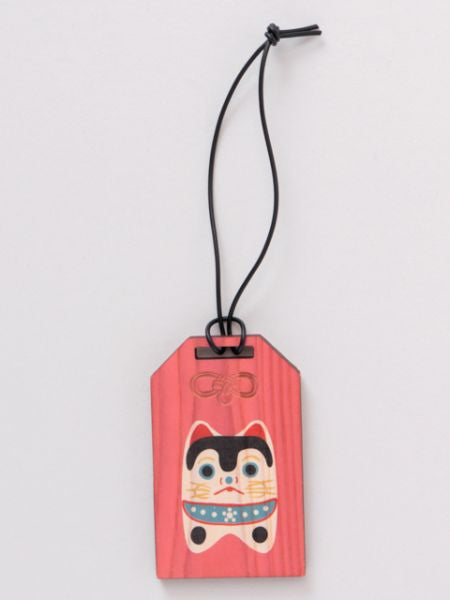 Etiqueta de equipaje de madera con forma de amuleto japonés
