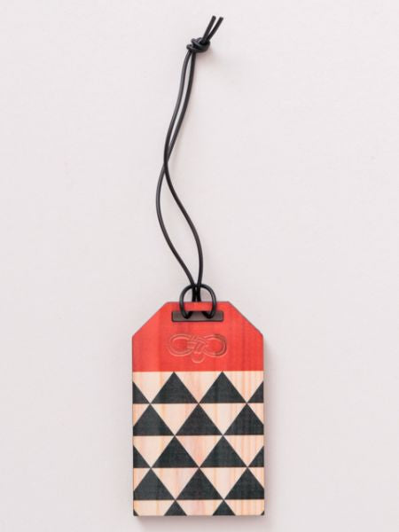 Etiqueta de equipaje de madera con forma de amuleto japonés