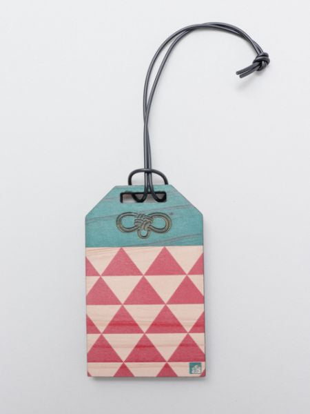 Etiqueta de equipaje de madera con forma de amuleto japonés