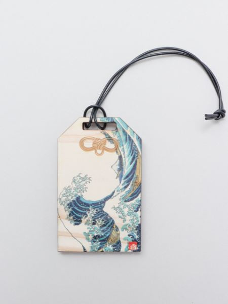 Etiqueta de equipaje de madera con forma de amuleto japonés