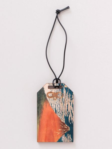 Etiqueta de equipaje de madera con forma de amuleto japonés