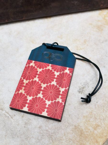 Etiqueta de equipaje de madera con forma de amuleto japonés