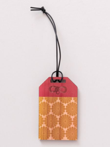 Etiqueta de equipaje de madera con forma de amuleto japonés