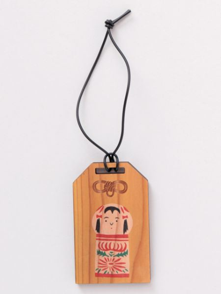 Etiqueta de equipaje de madera con forma de amuleto japonés