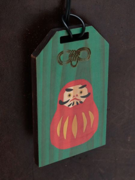 Etiqueta de equipaje de madera con forma de amuleto japonés