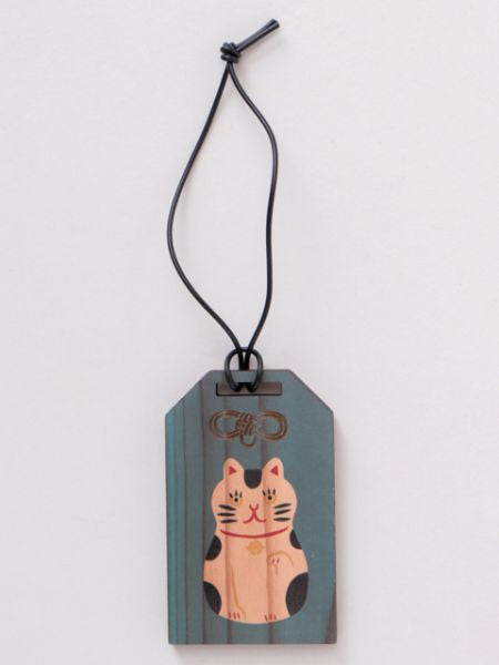 Etiqueta de equipaje de madera con forma de amuleto japonés