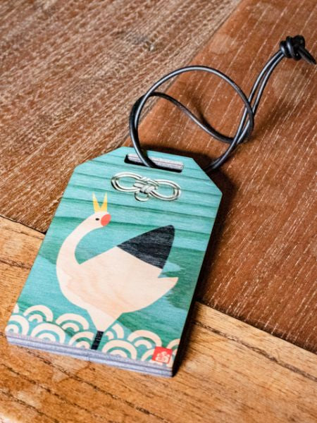 Etiqueta de equipaje de madera con forma de amuleto japonés